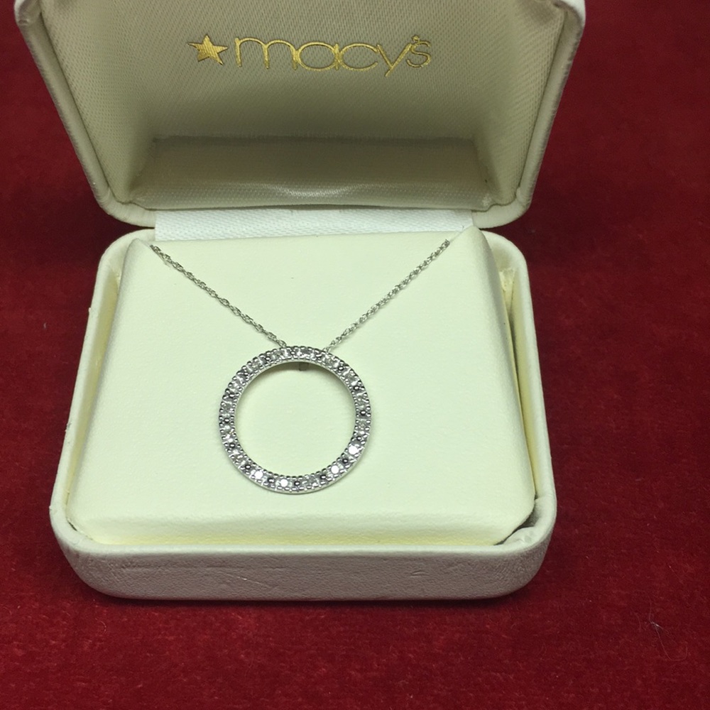Diamond Circle pendant in white gold NWT